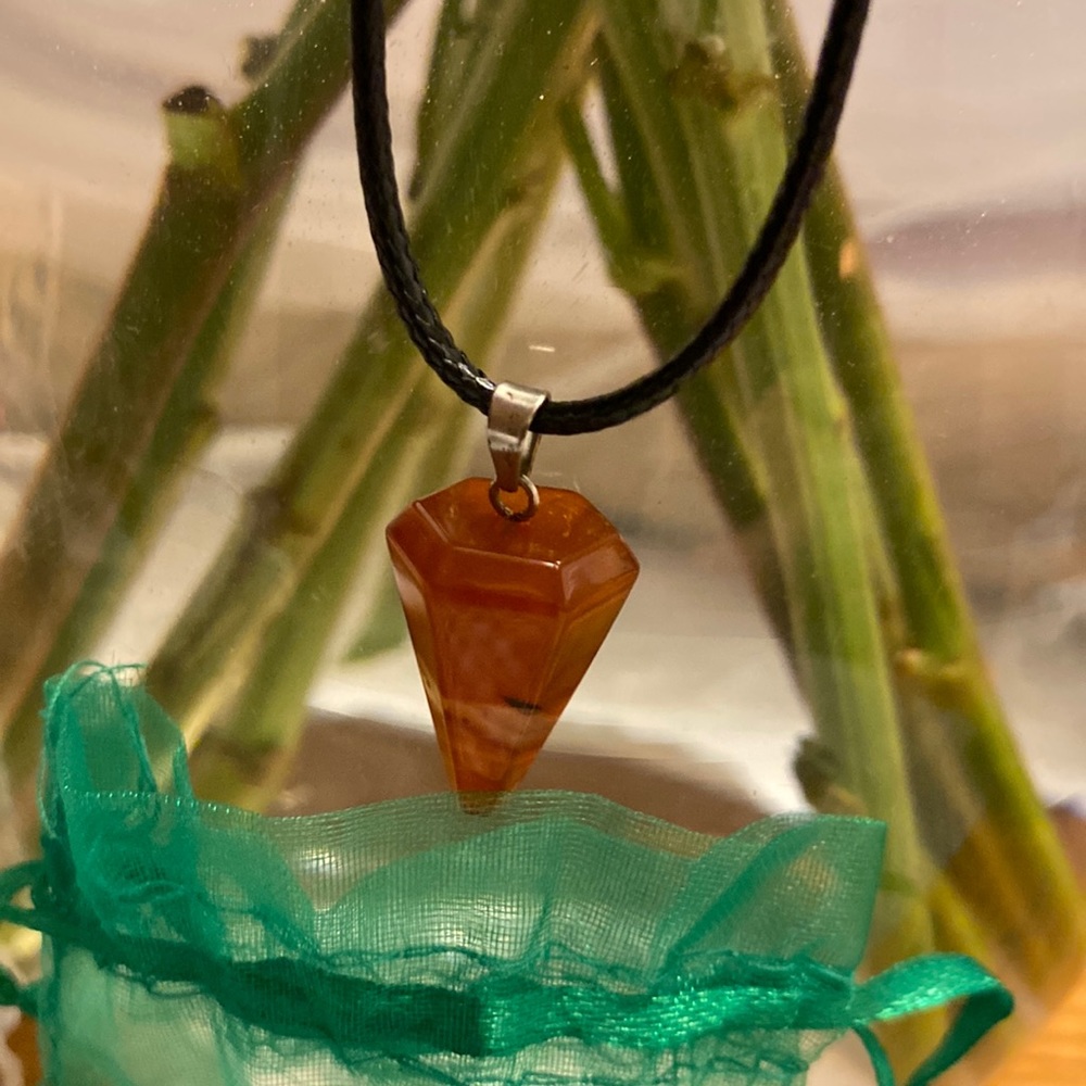 Pendulum necklace with crystals chips